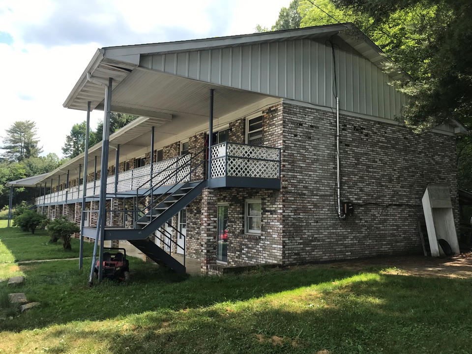 477 Charlie Brown Rd in Burnsville, NC - Building Photo