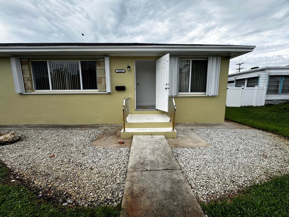 1221 N J St in Lake Worth Beach, FL - Building Photo