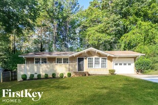 2450 Rolling View Dr in Smyrna, GA - Building Photo