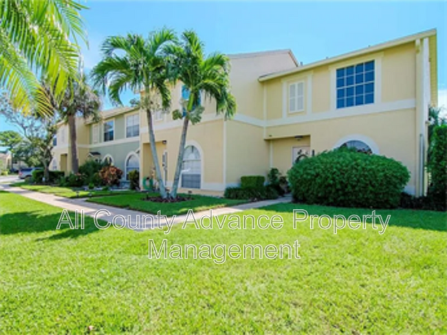 1532 Chateaux De Ville Ct in Clearwater, FL - Building Photo - Building Photo