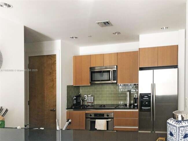 1050 Brickell Ave, Unit 3110 in Miami, FL - Building Photo - Building Photo