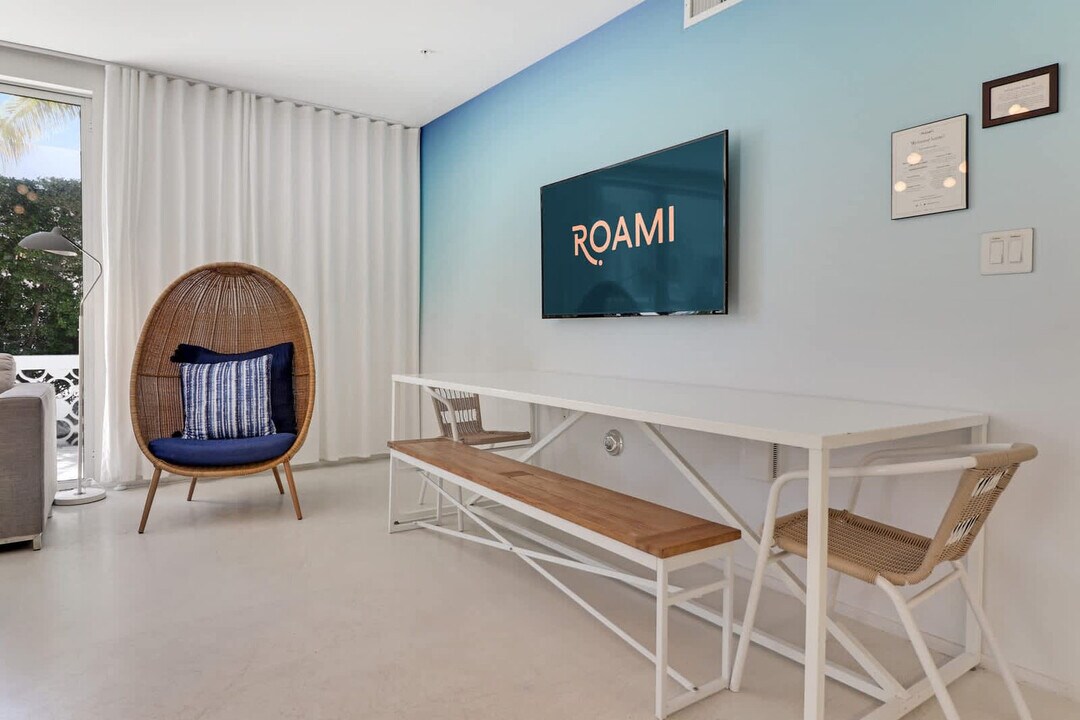 250 Collins Ave in Miami Beach, FL - Building Photo