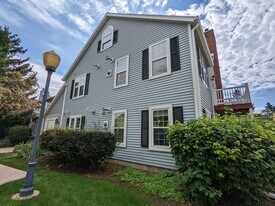 921 Harbor House Dr in Madison, WI - Building Photo