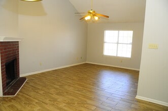 6899 Lagrange Cir S in Cordova, TN - Foto de edificio - Building Photo