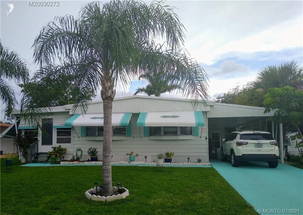 17 Madrid Ln in Port St. Lucie, FL - Building Photo