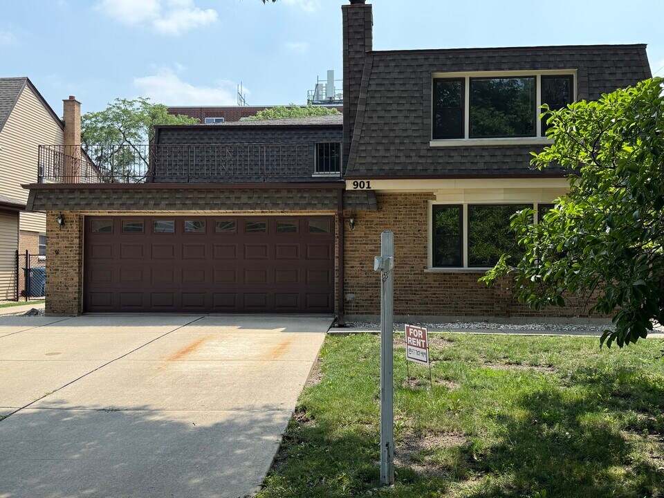 901 E Ardyce Ln in Mount Prospect, IL - Building Photo