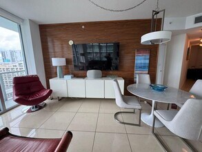 1111 SW 1st Ave in Miami, FL - Building Photo - Building Photo