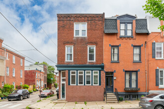 2717 Brown St in Philadelphia, PA - Foto de edificio - Building Photo