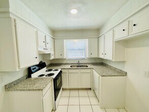 1203 Redwood St in Andrews, TX - Foto de edificio - Building Photo
