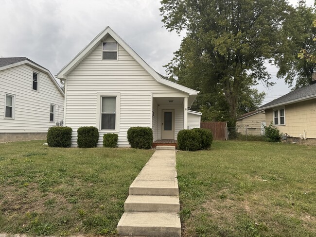 property at 1124 W 6th St