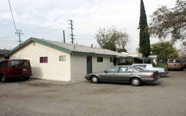 5540-5546 1/2 Clara St in Bell Gardens, CA - Building Photo