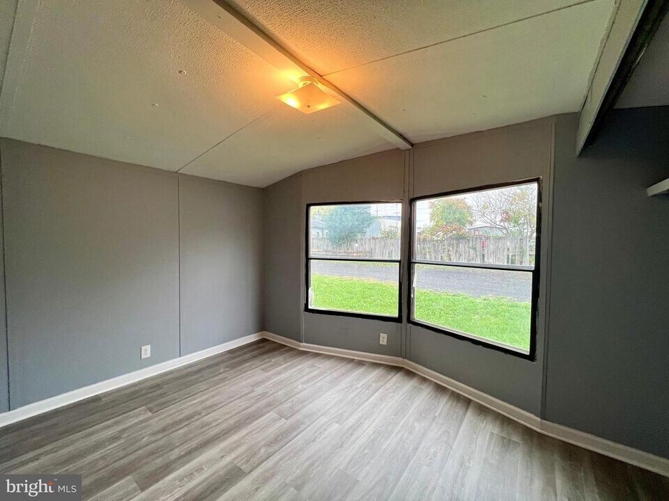 52 Brill Dr in Bunker Hill, WV - Building Photo