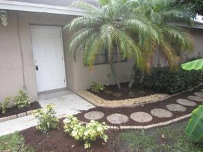 5428 Gene Cir in West Palm Beach, FL - Foto de edificio - Building Photo