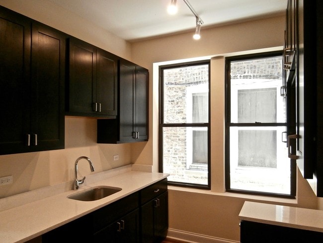 2612 W Augusta Blvd, Unit 2R in Chicago, IL - Foto de edificio - Building Photo