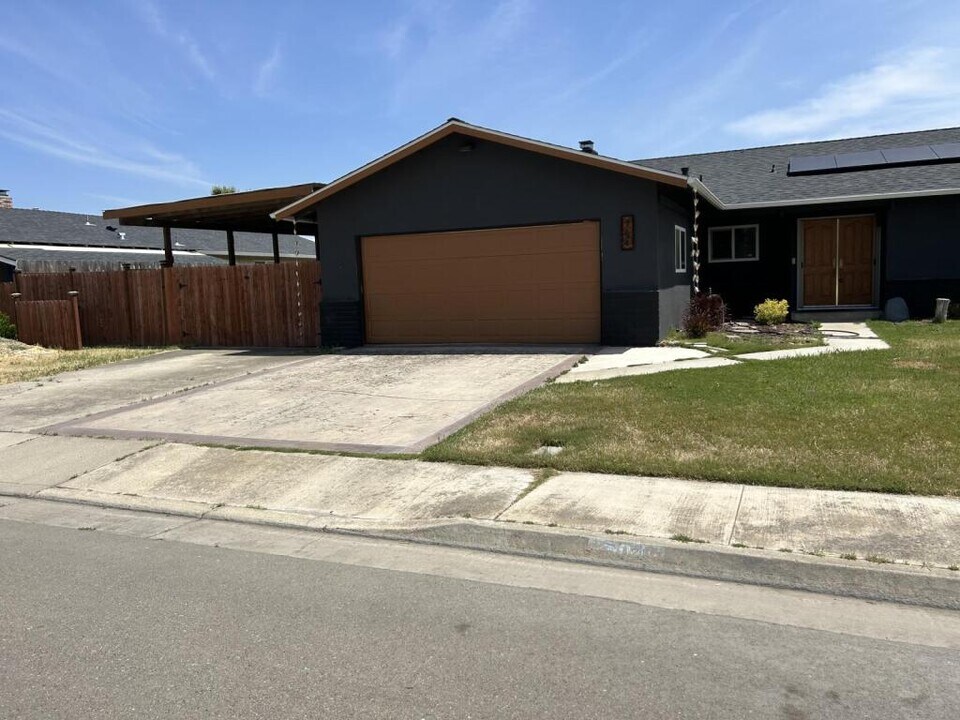 704 R St in Newman, CA - Building Photo