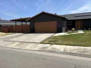 704 R St in Newman, CA - Building Photo - Building Photo