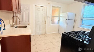 660 Charles St in Perth Amboy, NJ - Building Photo - Building Photo