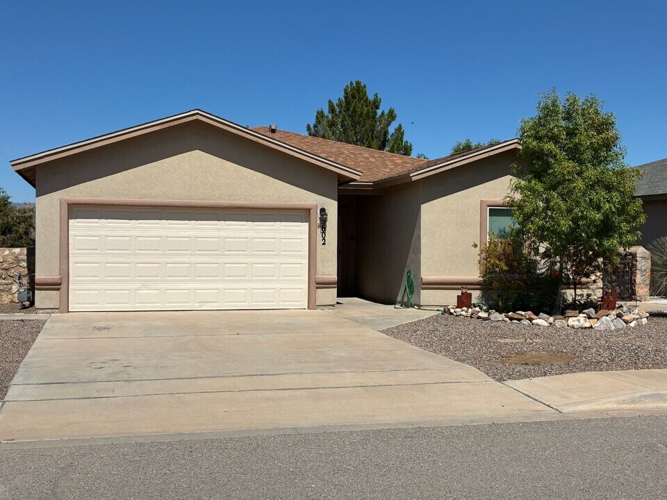 5602 England Dr in Sunland Park, NM - Foto de edificio