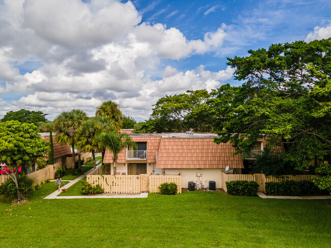 Waterside Luxury Townhomes in West Palm Beach, FL - Building Photo - Building Photo