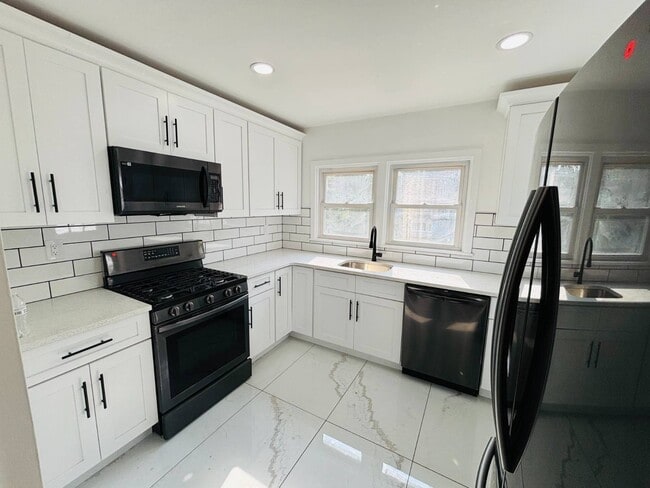 72 Singworth St in Oyster Bay, NY - Building Photo - Building Photo