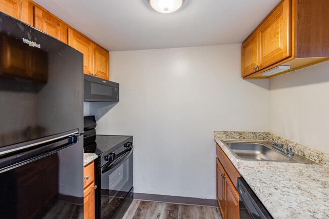 Brittany Apartments in Pittsburgh, PA - Building Photo - Interior Photo
