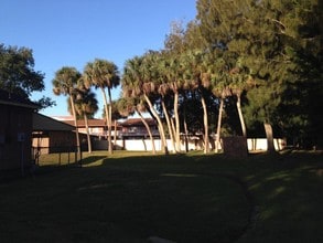 Whitehall Garden Apartments in St. Petersburg, FL - Building Photo - Building Photo