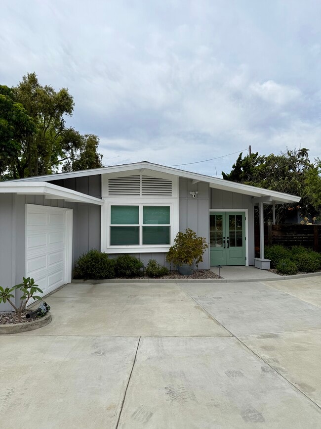 950 Crescent Dr in Vista, CA - Building Photo - Building Photo