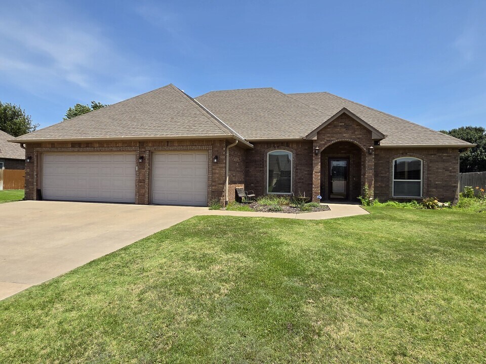 2209 Mt Vernon Rd in Enid, OK - Building Photo