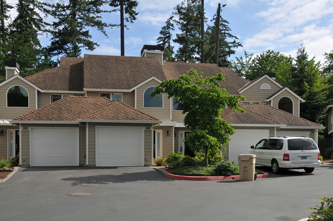 Uplands Park at Lake Oswego in Lake Oswego, OR - Building Photo - Building Photo