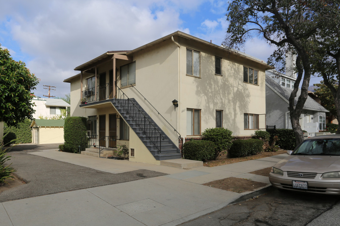 323 W Stocker St in Glendale, CA - Building Photo