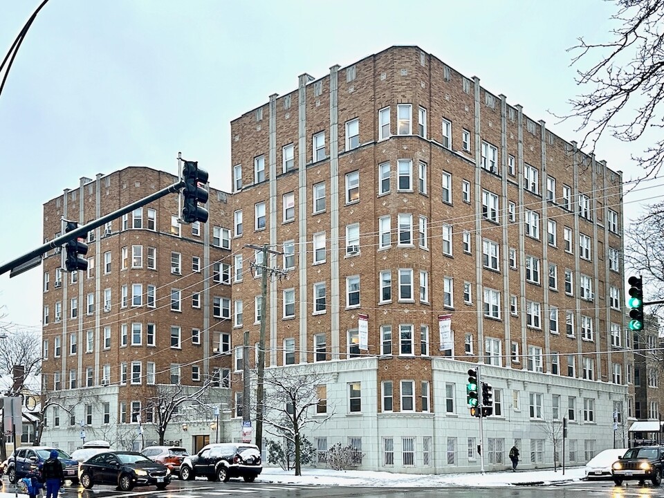 6748 N Ashland Ave in Chicago, IL - Building Photo