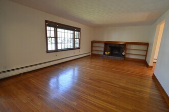 24 Beverly Ave in Marblehead, MA - Building Photo - Building Photo