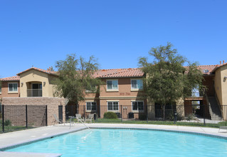 Larkspur Village in Ridgecrest, CA - Foto de edificio - Building Photo