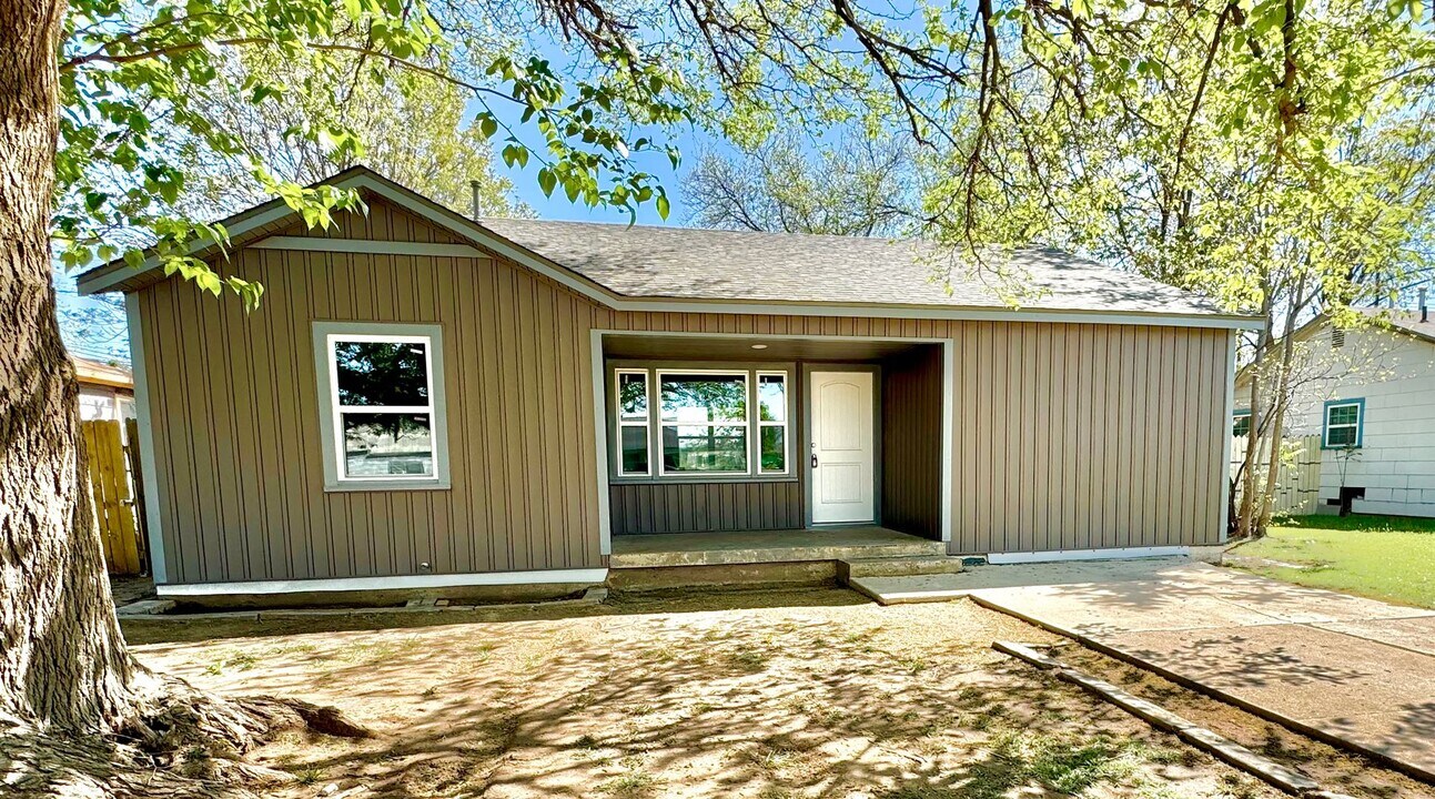 2009 49th St in Lubbock, TX - Building Photo