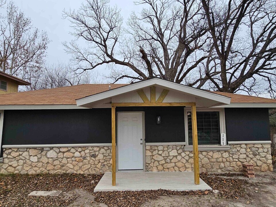 111 Mata Ln in Del Rio, TX - Building Photo