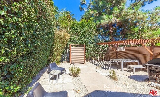 1201 N Orange Dr in Los Angeles, CA - Building Photo - Building Photo