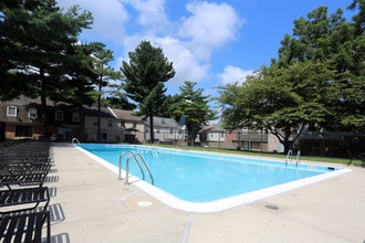 Scarborough Square Townhomes & Apartments in Rockville, MD - Foto de edificio - Building Photo