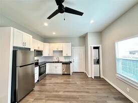225 N Everton St in Houston, TX - Building Photo