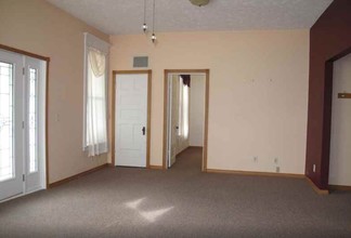 402 E Mulberry St in Bloomington, IL - Building Photo - Interior Photo