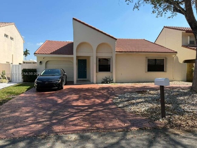 2925 E Aviary Dr in Hollywood, FL - Building Photo - Building Photo