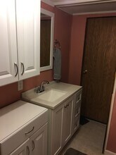 35500 Holloway Rd in Flushing, OH - Foto de edificio - Building Photo