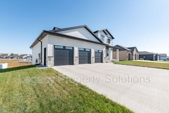527 Flint Dr in Bismarck, ND - Building Photo - Building Photo