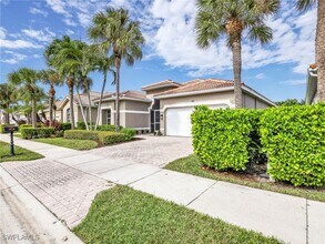 92 Glen Eagle Cir in Naples, FL - Building Photo - Building Photo