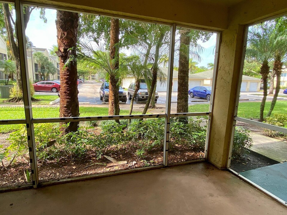 5672 Rock Island Rd in Tamarac, FL - Building Photo