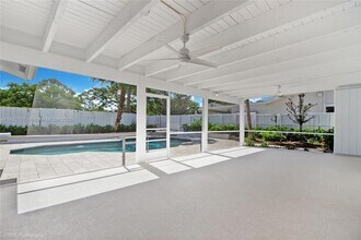 11011 SW 110th Rd in Miami, FL - Foto de edificio - Building Photo