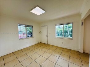 2540 NE 181st St-Unit -1 in North Miami Beach, FL - Building Photo - Building Photo