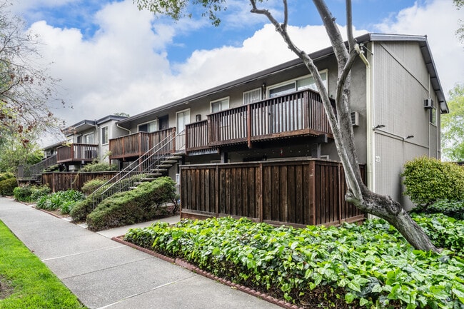Oak Grove Gardens in Concord, CA - Building Photo - Building Photo