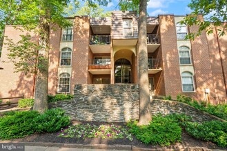 3378 Woodburn Rd, Unit 11 in Annandale, VA - Building Photo - Building Photo