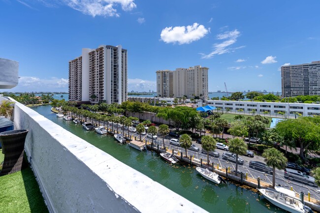 1650 NE 115th St in Miami, FL - Building Photo - Building Photo