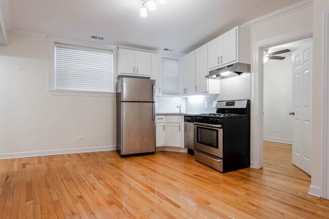 630 W Roscoe St, Unit GDN in Chicago, IL - Foto de edificio - Building Photo